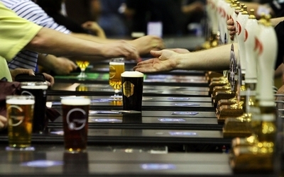 「ビールを飲めば…」、英ユーモアポスターに使用禁止令