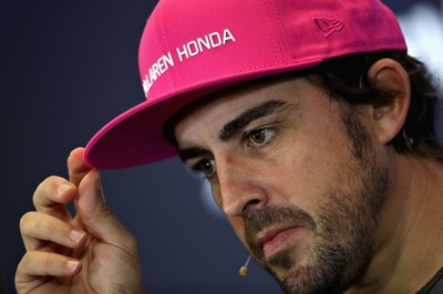 アロンソがマクラーレン残留、本人は「長期契約」と明かす