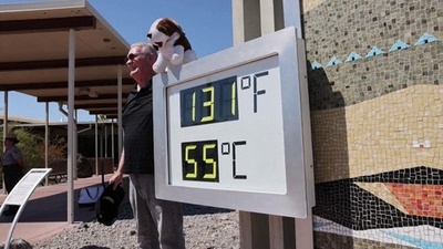 動画：米デスバレーの温度計「55度」 観光客ら記念撮影
