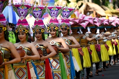 インドネシア・バリ島の「アートフェスティバル」 華やかなパレード