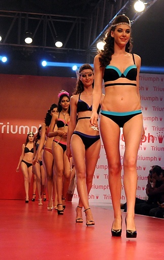 下着メーカー「トリンプ」、インドでファッションショー