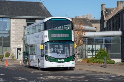 世界初、水素で動く2階建てバス 英スコットランド