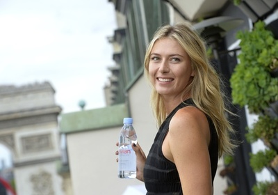 シャラポワ、スポンサー企業の写真撮影に参加