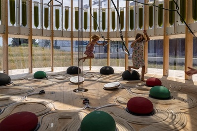 遊び場に新鮮な空気を 藻類で大気浄化 ワルシャワ