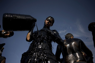 全身が黒い油まみれに、スペイン南部の祭り「カスカモラス」