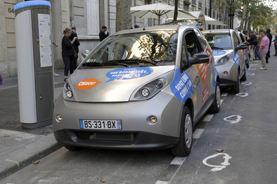 電気自動車貸出制度、試験運用開始 パリ