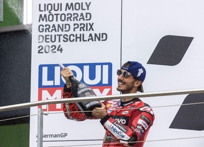 バニャイアがドイツGP制覇で4連勝、転倒マルティンから総合首位奪う