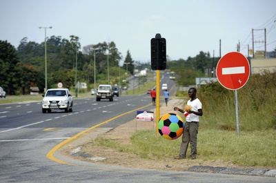 レイプ犯の男性器にかみつく ヒッチハイク中の妊婦が反撃、南アフリカ