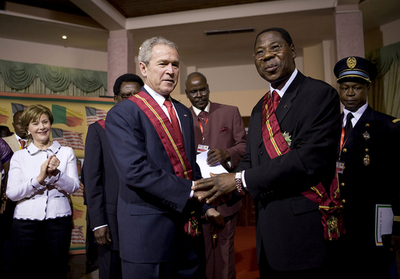 米大統領、アフリカ歴訪開始、ベナンに到着