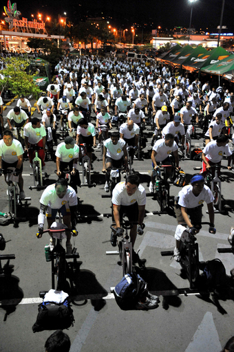 スピニング・エクササイズの世界記録に挑戦、南米コロンビア