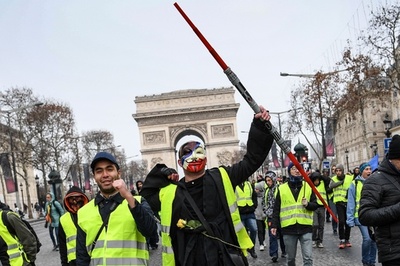 仏「黄色いベスト」運動 参加者半減 5週目の週末