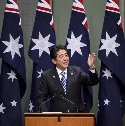 日本首相初の豪議会演説で安倍氏「平和への決意」