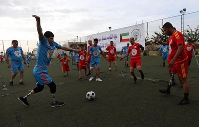 モスル奪還作戦の犠牲者がサッカー、義足でボール追う男の子も