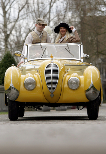 独西部でクラシックカーの見本市開催