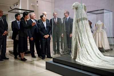 訪仏中の皇太子さま、リヨンで織物博物館と補習授業校を視察