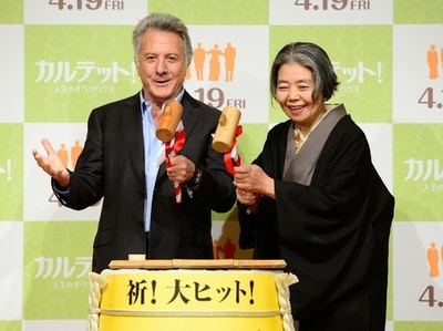 ダスティン・ホフマン来日会見、初監督作品を紹介