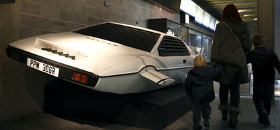 潜水艇仕様のボンドカー、8600万円で落札