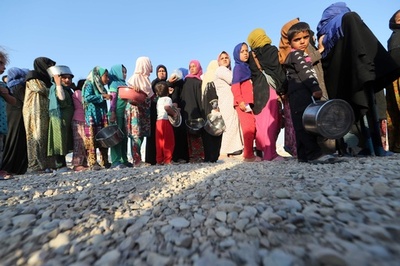 避難民キャンプで数百人が食中毒 イラク・モスル郊外