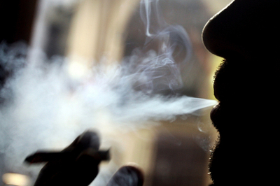 県職員らに年間23万箱の喫煙命令、地元タバコの振興策で 中国