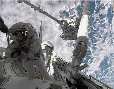 エンデバー、今ミッション初の船外活動　「きぼう」に船外実験プラットフォーム設置