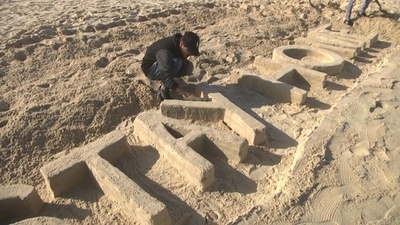 動画：浜辺に現れた「家にいよう」のサンドアート パレスチナ