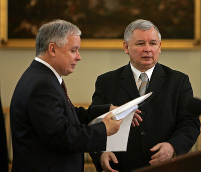 ポーランドのヤロスワフ・カチンスキ首相、総選挙での敗北を受け辞任