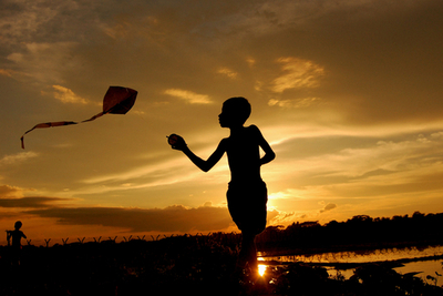 インドとバングラデシュの国境に沈む夕日