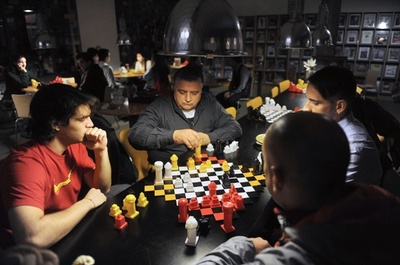 4人で対戦する変則チェス、ウルグアイで発明