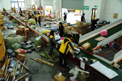 中国宅配便の現場 荷物を投げる作業員「丁寧に扱ってほしければ追加料金」