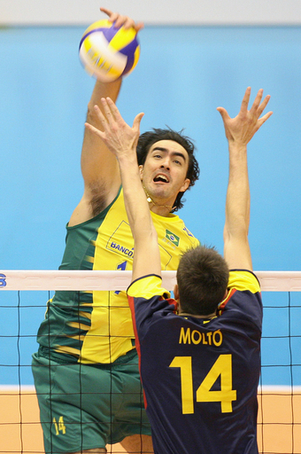 ブラジル スペインをストレートで破り初勝利を挙げる