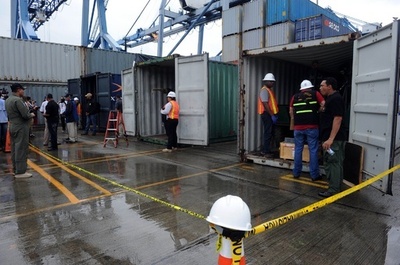 北朝鮮船からミグ戦闘機2機を発見、パナマ当局