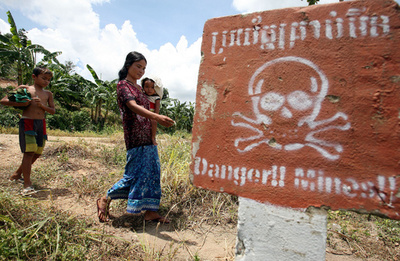 おので割ろうとした不発弾が爆発、少年2人死亡 カンボジア