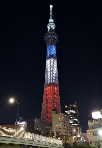 世界で建造物が仏国旗の3色に