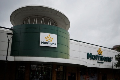 英スーパー、がん啓発のタグを下着に取り付け