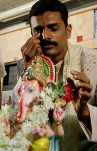 「まぶたの力」でガネーシャ像を引き上げ、ギネスブックに挑戦