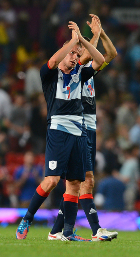 ブラジルが逃げ切り初戦勝利、英国は引き分ける