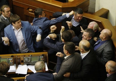 ウクライナ議会で議員らが乱闘、分離派の規制めぐる審議で