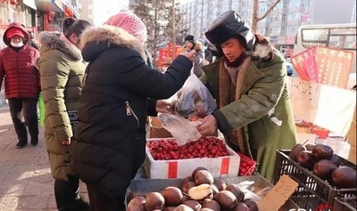 中国東北地方 氷点下20度の市場に並ぶ冷凍果物などが大人気