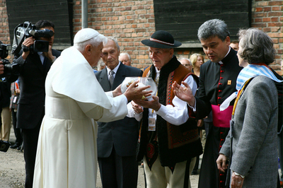 ローマ法王、アウシュビッツ・ビルケナウ強制収容所跡を訪問 - ポーランド