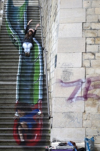 滑ってみたくなる？ 遊び心いっぱいのストリートアート、仏パリ