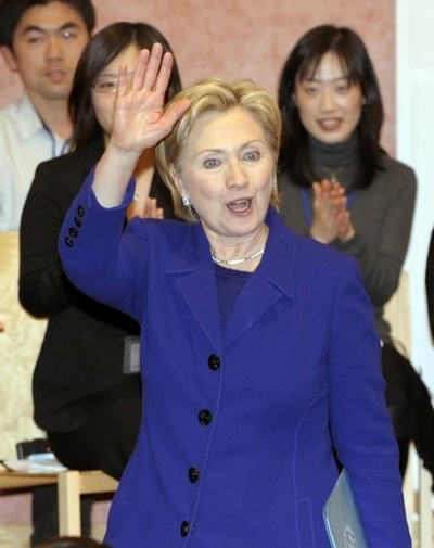 クリントン米国務長官が離日