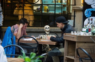 「死者の日」の骸骨と相席、コロナ対策の一助に メキシコ