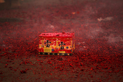 祭りの後は…大量の花火の残骸、中国