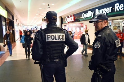 パリ食品店襲撃犯に武器と車を提供した疑い、4人が裁判所に出頭