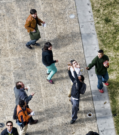 チリで「写真の日」、ポストカードが空を舞う