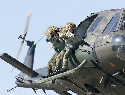 陸自第1空挺団、今年初の訓練 浜田防衛相が視察