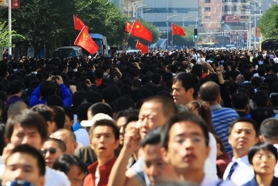 ウルムチで再び大規模な抗議行動、武装警察側は催涙ガスも