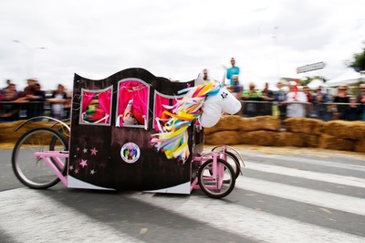 馬車から高速鉄道まで!? モーターないカートのレース 仏