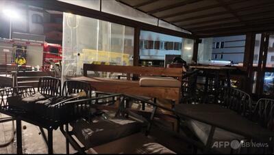 スイスのバー火災、オーナーは安全基準順守を主張