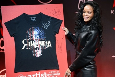 リアーナがハードロックカフェとコラボ、限定Tシャツ発表